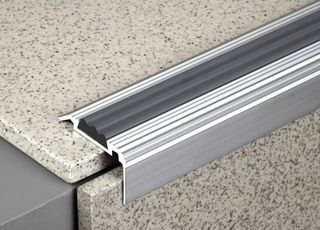 Порог 135см ПУ-07-1 35х20,8мм 001 алюминиевый угол с накладкой Лука---